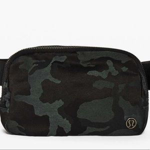 Lululemon Everywhere Bet Bag in camo